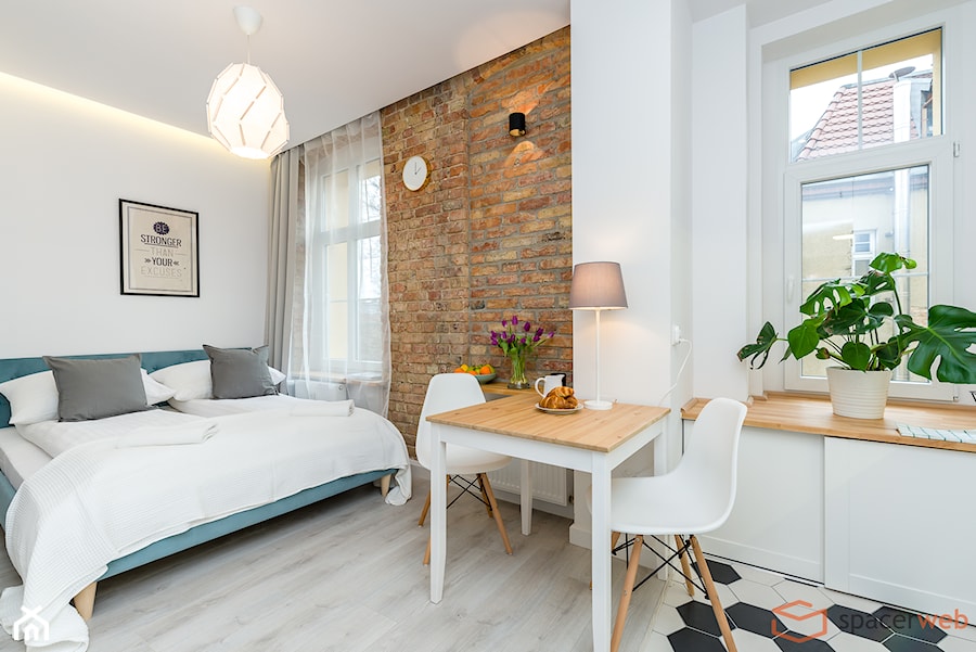 Rest inn Apartment Premium - Średnia biała z biurkiem sypialnia - zdjęcie od SpacerWEB Fotografia wnętrz i Wirtualne spacery 3D