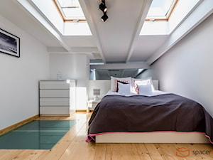 Portfolio - Średnia biała sypialnia na poddaszu - zdjęcie od SpacerWEB Fotografia wnętrz i Wirtualne spacery 3D