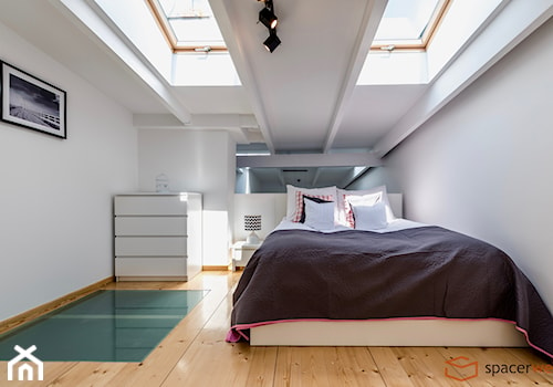Portfolio - Średnia biała sypialnia na poddaszu - zdjęcie od SpacerWEB Fotografia wnętrz i Wirtualne spacery 3D
