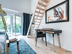 Niesamowity dom w nowoczesnym stylu - Duża biała z biurkiem sypialnia z balkonem / tarasem - zdjęcie od SpacerWEB Fotografia wnętrz i Wirtualne spacery 3D