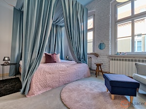 Bonbon Apartment - Średnia szara sypialnia - zdjęcie od SpacerWEB Fotografia wnętrz i Wirtualne spacery 3D