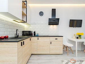 Rest inn Apartment Premium - Mała otwarta z salonem biała z zabudowaną lodówką z nablatowym zlewozmywakiem kuchnia w kształcie litery l z oknem - zdjęcie od SpacerWEB Fotografia wnętrz i Wirtualne spacery 3D