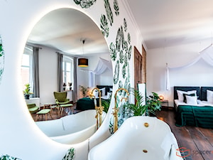 Apartament Salon Zamkowa - Średnia biała sypialnia z łazienką - zdjęcie od SpacerWEB Fotografia wnętrz i Wirtualne spacery 3D