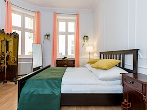 Hoarfrost Royal Apartment - Średnia biała sypialnia - zdjęcie od SpacerWEB Fotografia wnętrz i Wirtualne spacery 3D