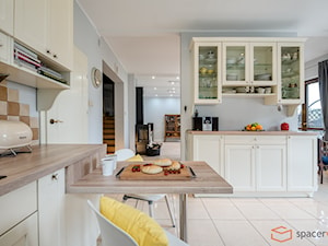 Dom jednorodzinny - Duża otwarta z salonem biała z zabudowaną lodówką kuchnia w kształcie litery l dwurzędowa - zdjęcie od SpacerWEB Fotografia wnętrz i Wirtualne spacery 3D