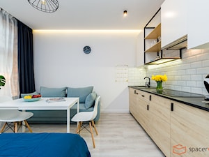 Rest inn Apartment Premium - Mały biały salon z kuchnią z jadalnią - zdjęcie od SpacerWEB Fotografia wnętrz i Wirtualne spacery 3D