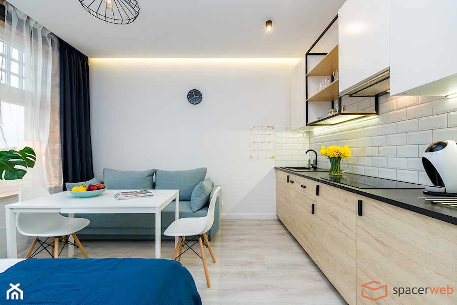 Rest inn Apartment Premium - Mały biały salon z kuchnią z jadalnią - zdjęcie od SpacerWEB Fotografia wnętrz i Wirtualne spacery 3D