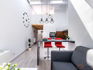 Apartament Panorama Loft 12 - Mały biały salon z kuchnią z jadalnią - zdjęcie od SpacerWEB Fotografia wnętrz i Wirtualne spacery 3D