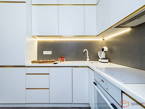 City Palace Apartamenty 3 - Średnia otwarta z salonem biała szara z zabudowaną lodówką z nablatowym zlewozmywakiem kuchnia w kształcie litery l - zdjęcie od SpacerWEB Fotografia wnętrz i Wirtualne spacery 3D