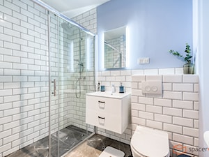 Mieszkanie 2 pokojowe - Mała bez okna z lustrem z marmurową podłogą łazienka - zdjęcie od SpacerWEB Fotografia wnętrz i Wirtualne spacery 3D