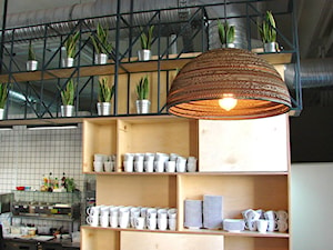 Lampy wiszące z tektury w restauracji PANKEJK - zdjęcie od sooa.pl
