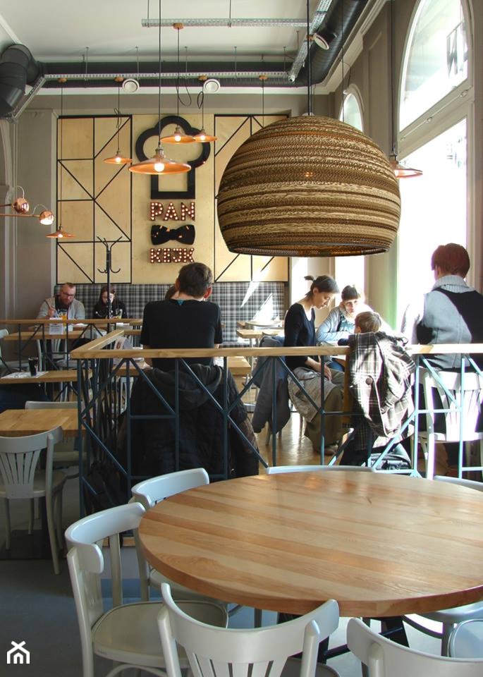 Lampy wiszące z tektury w restauracji PANKEJK - zdjęcie od sooa.pl - Homebook