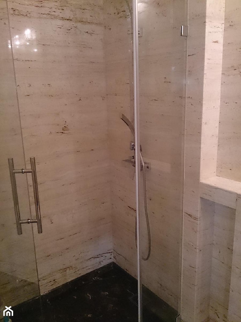 Marmur na ścianach w kabinie prysznicowej - zdjęcie od Stonegranit - Homebook