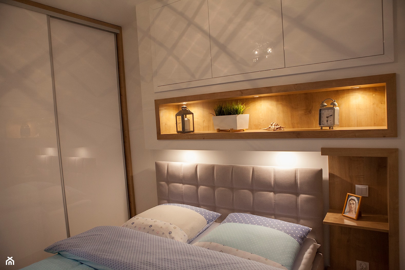 Projekt wnętrza mieszkalnego - morski - Biała sypialnia, styl nowoczesny - zdjęcie od MartaPotulska - Homebook