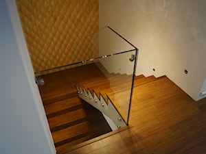 Schody dywanowe na beton z balustradą całoszklana- górna balustrada - zdjęcie od Wróblewski Design Schody i Balustrady