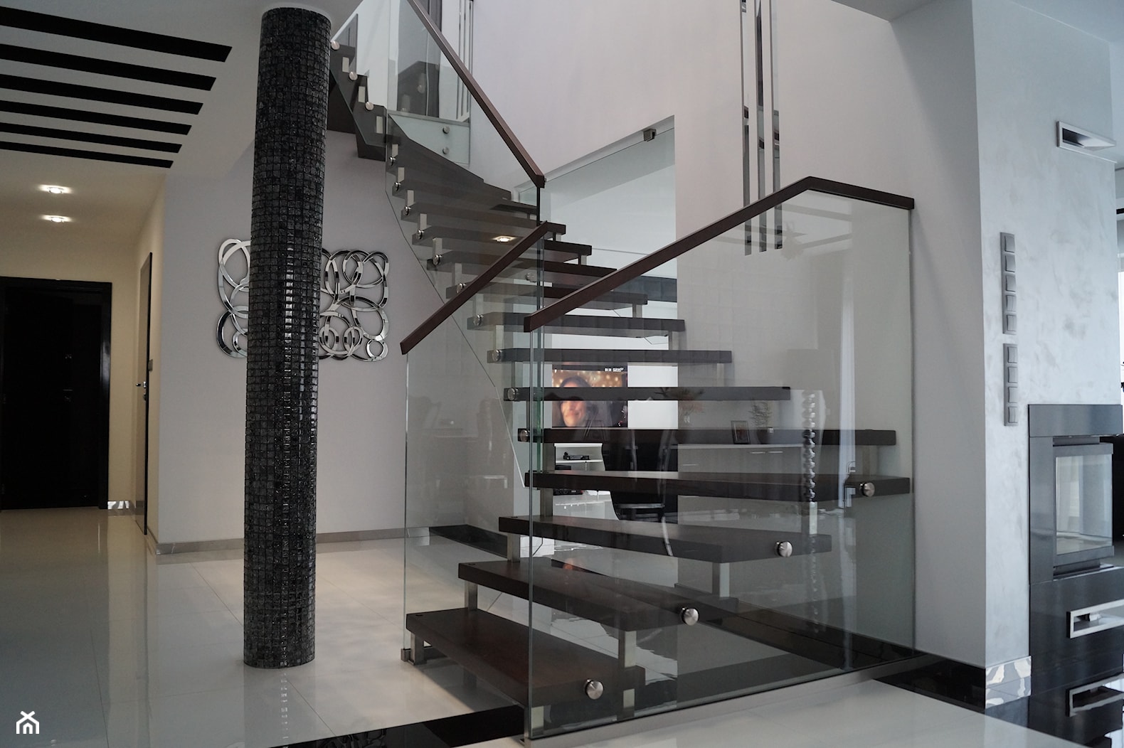 Schody bolcowe z balustradą całoszklaną - zdjęcie od Wróblewski Design Schody i Balustrady - Homebook