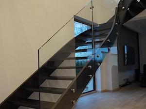 Schody drewniane z balustradą całoszklana - zdjęcie od Wróblewski Design Schody i Balustrady