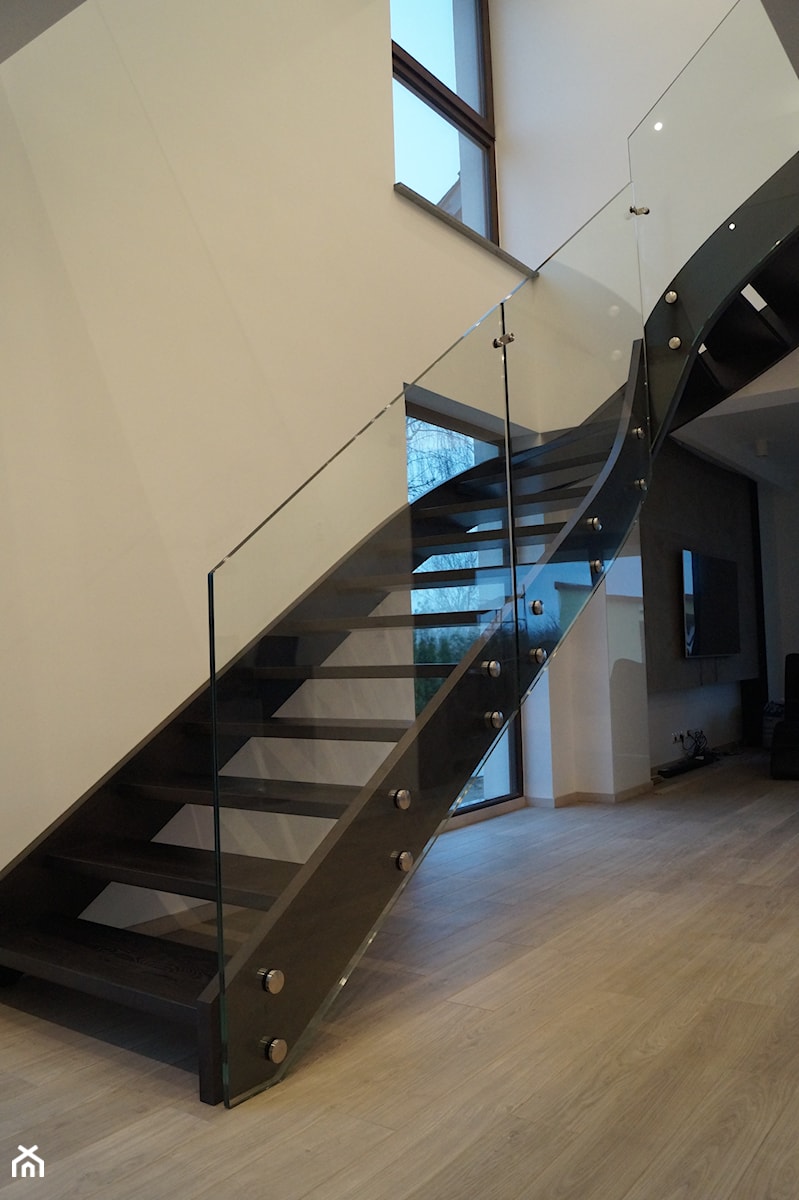 Schody drewniane z balustradą całoszklana - zdjęcie od Wróblewski Design Schody i Balustrady