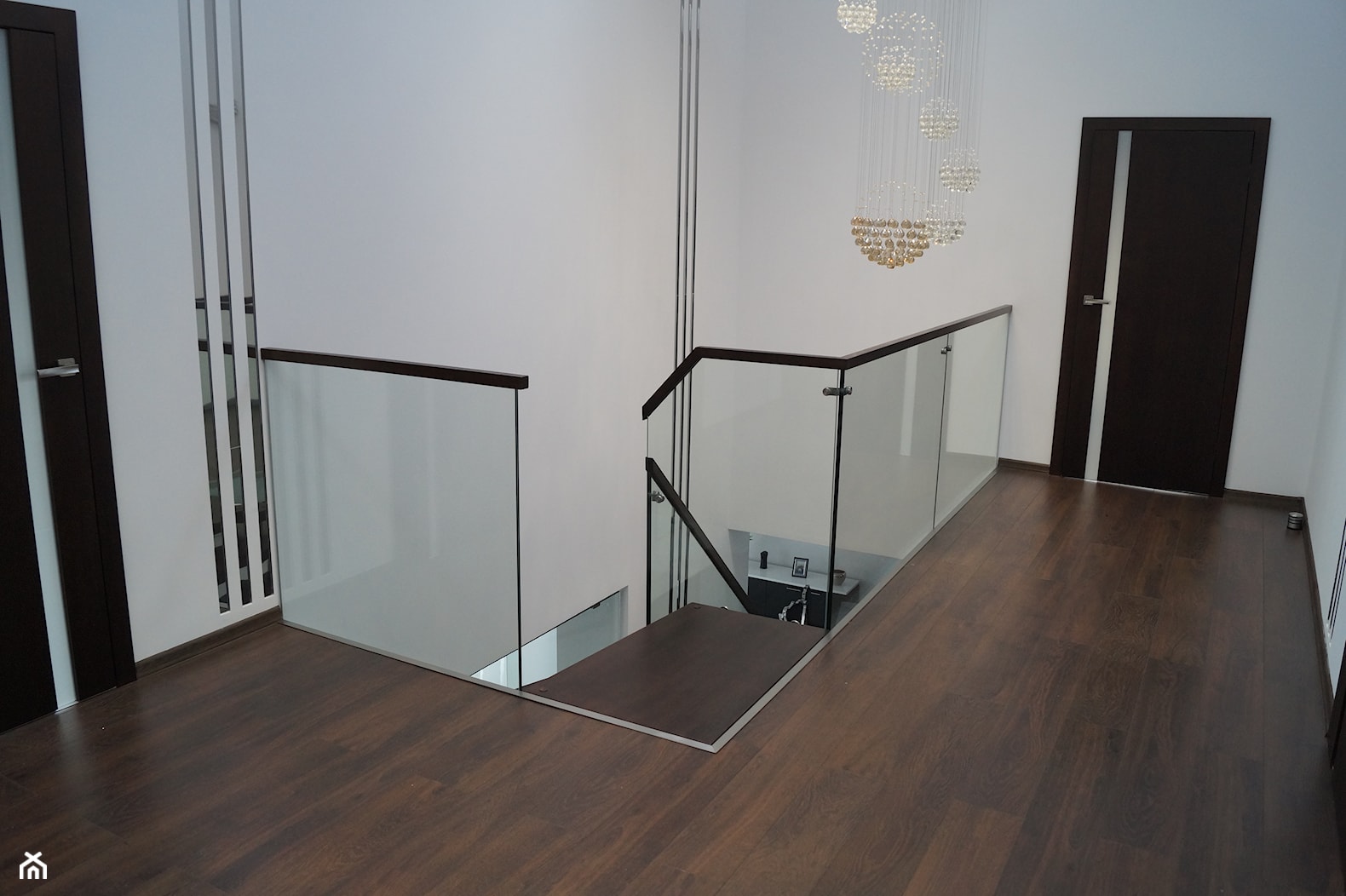 Schody bolcowe z balustradą całoszklaną - zdjęcie od Wróblewski Design Schody i Balustrady - Homebook