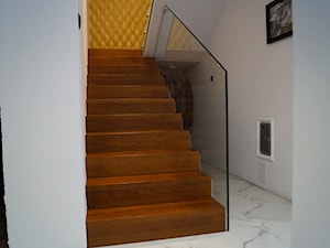Schody dywanowe na beton z balustradą całoszklana - zdjęcie od Wróblewski Design Schody i Balustrady