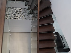 Schody bolcowe z balustradą całoszklaną - zdjęcie od Wróblewski Design Schody i Balustrady
