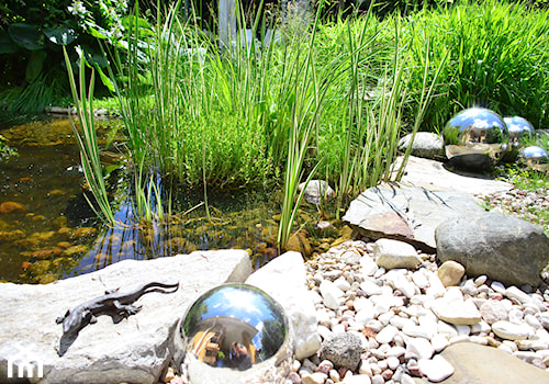 ogród naturalny 1 - Średni z kamienną nawierzchnią ogród z oczkiem wodnym za domem, styl nowoczesny - zdjęcie od Nisza Design