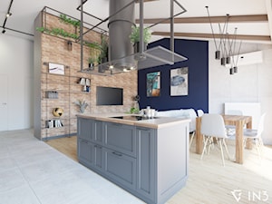 MIESZKANIE W STYLU INDUSTRIALNYM, LUBLIN - Mała otwarta z salonem biała niebieska szara z zabudowaną lodówką kuchnia jednorzędowa z wyspą lub półwyspem, styl industrialny - zdjęcie od IN3 Architekci