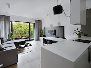 Średni biały salon z jadalnią, styl minimalistyczny - zdjęcie od TILLA architects