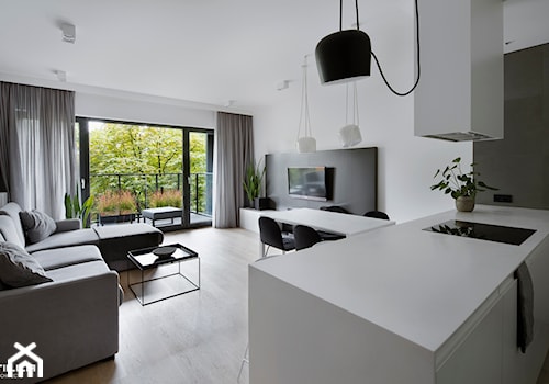 Średni biały salon z jadalnią, styl minimalistyczny - zdjęcie od TILLA architects
