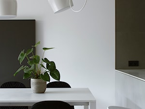 Apartament na Żoliborzu / 100m2 - Mała biała jadalnia jako osobne pomieszczenie, styl minimalistyczny - zdjęcie od TILLA architects