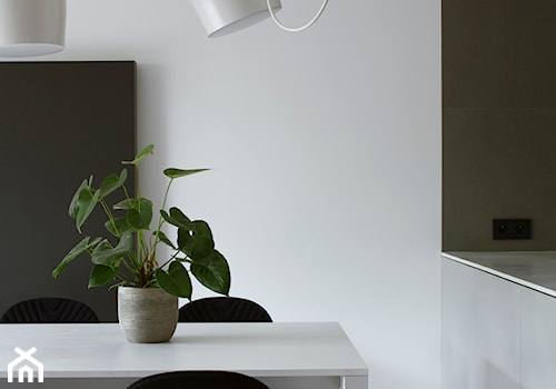 Apartament na Żoliborzu / 100m2 - Mała biała jadalnia jako osobne pomieszczenie, styl minimalistyczny - zdjęcie od TILLA architects