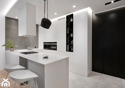 Apartament na Żoliborzu / 100m2 - Średnia otwarta z salonem biała szara z zabudowaną lodówką kuchnia w kształcie litery u z wyspą lub półwyspem, styl minimalistyczny - zdjęcie od TILLA architects