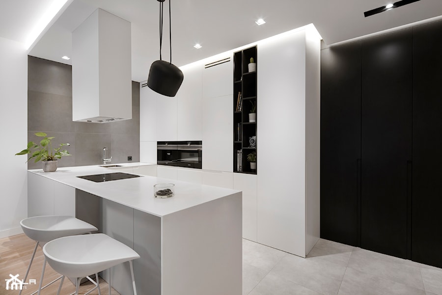 Apartament na Żoliborzu / 100m2 - Średnia otwarta z salonem biała szara z zabudowaną lodówką kuchnia w kształcie litery u z wyspą lub półwyspem, styl minimalistyczny - zdjęcie od TILLA architects