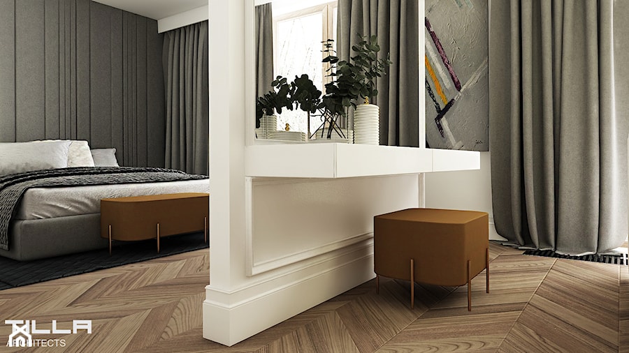 DOM KONSTANCINIE JEZIORNA - Duża biała szara z panelami tapicerowanymi sypialnia - zdjęcie od TILLA architects