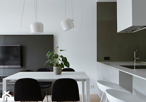Apartament na Żoliborzu / 100m2 - Duża biała czarna jadalnia w salonie - zdjęcie od TILLA architects