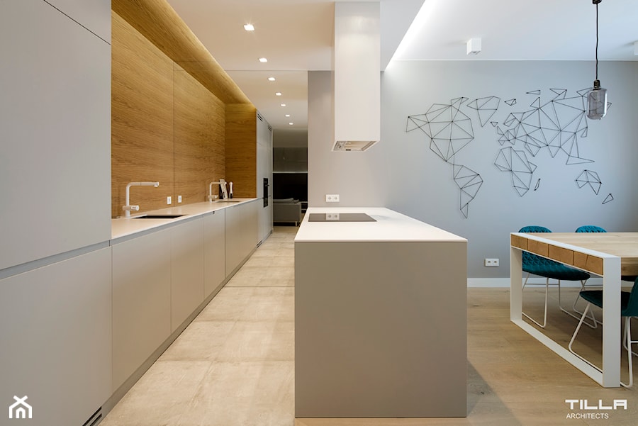 Realizacja w Warszawie/ 90 m2 - Duża otwarta z salonem brązowa szara z zabudowaną lodówką z podblatowym zlewozmywakiem kuchnia dwurzędowa z wyspą lub półwyspem, styl minimalistyczny - zdjęcie od TILLA architects