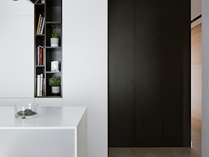 Apartament na Żoliborzu / 100m2 - Mała otwarta biała kuchnia jednorzędowa z wyspą lub półwyspem, styl minimalistyczny - zdjęcie od TILLA architects