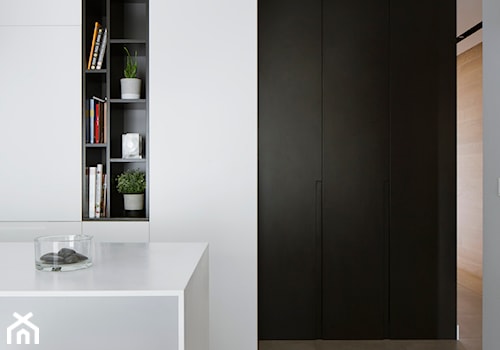 Apartament na Żoliborzu / 100m2 - Mała otwarta biała kuchnia jednorzędowa z wyspą lub półwyspem, styl minimalistyczny - zdjęcie od TILLA architects