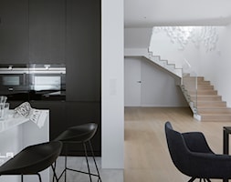 DOM / GRANICA / 170 M2 - Średnia otwarta z kamiennym blatem biała z zabudowaną lodówką kuchnia w ksz ... - zdjęcie od TILLA architects - Homebook