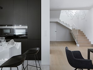 DOM / GRANICA / 170 M2 - Średnia otwarta z kamiennym blatem biała z zabudowaną lodówką kuchnia w kształcie litery l z wyspą lub półwyspem, styl minimalistyczny - zdjęcie od TILLA architects