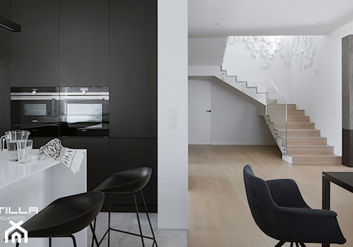DOM / GRANICA / 170 M2 - Średnia otwarta z kamiennym blatem biała z zabudowaną lodówką kuchnia w kształcie litery l z wyspą lub półwyspem, styl minimalistyczny - zdjęcie od TILLA architects