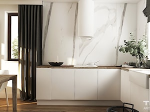 Mała otwarta biała z zabudowaną lodówką z nablatowym zlewozmywakiem kuchnia w kształcie litery l z oknem z marmurem nad blatem kuchennym, styl nowoczesny - zdjęcie od TILLA architects