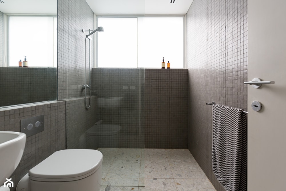 Średnia z lustrem łazienka z oknem - zdjęcie od Inspiracje Dom i Ogród - Homebook