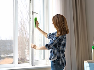 6 najczęściej popełnianych błędów przy myciu okien. Unikaj ich tej wiosny