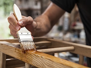 Lakierowanie mebli krok po kroku – jak lakierować meble?