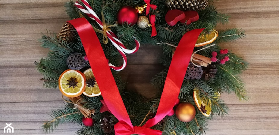 Wieniec bożonarodzeniowy na drzwi – jak zrobić wianek świąteczny krok po kroku