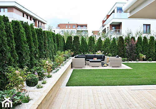 Ogród w Gdyni Orłowie - realizacja - Średni ogród za domem zadaszony przedłużeniem dachu, styl nowoczesny - zdjęcie od Green Pro Studio