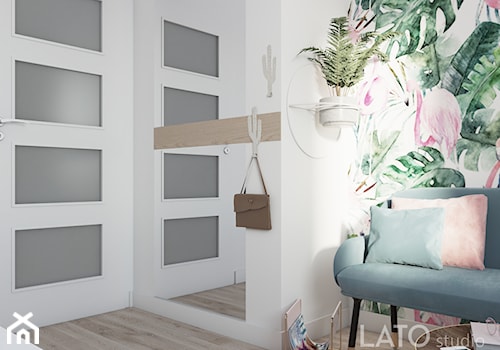 Projekt kobiecego biura dla firmy Shablon - Małe białe biuro, styl glamour - zdjęcie od LATO studio
