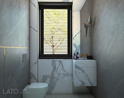 Strefa dzienna w willi pod Warszawą - Mała z lustrem z marmurową podłogą łazienka z oknem, styl tra ... - zdjęcie od LATO studio - Homebook
