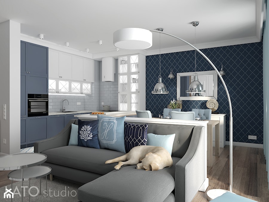 Strefa dzienna w stylu Hampton - Mały niebieski szary salon z kuchnią z jadalnią - zdjęcie od LATO studio
